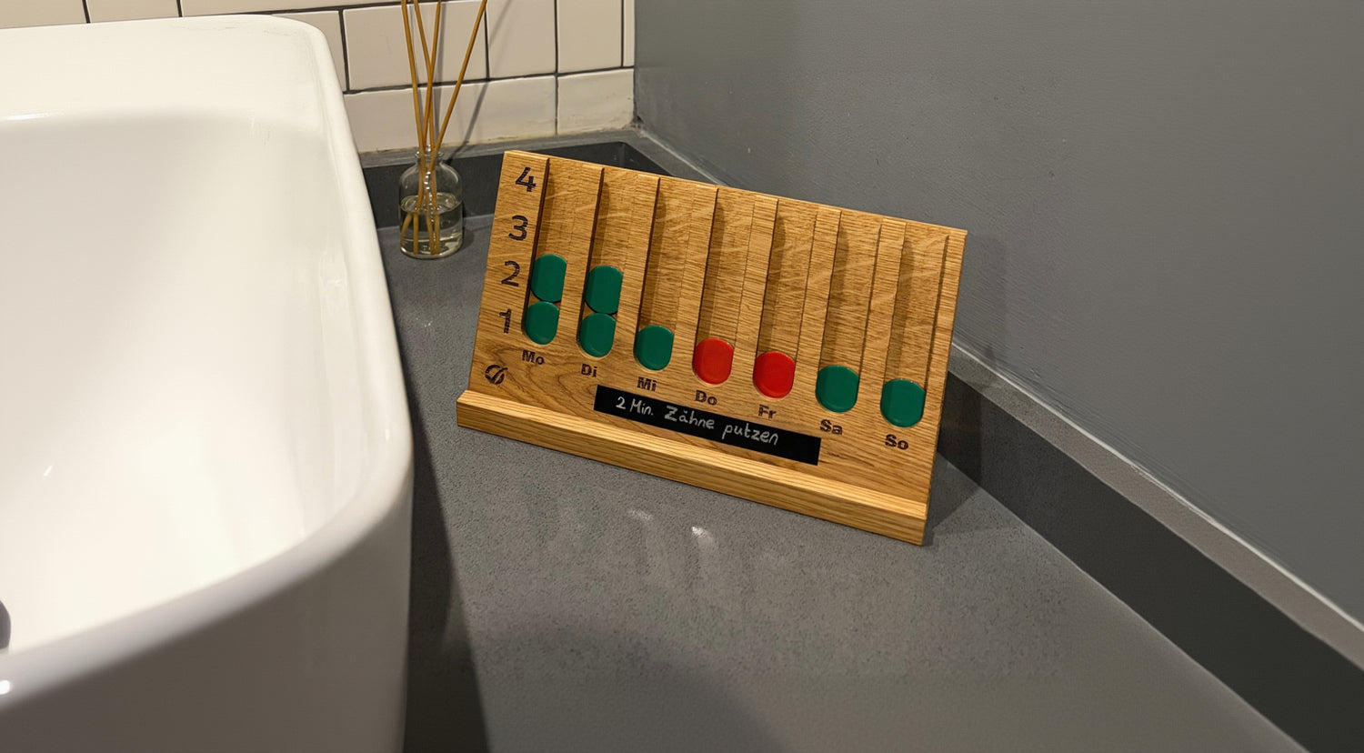 GoalBalance Habit Tracker Holz im Badezimmer mit Kreide-Beschriftung 2 Min Zähne putzen – Lifestyle Ansicht